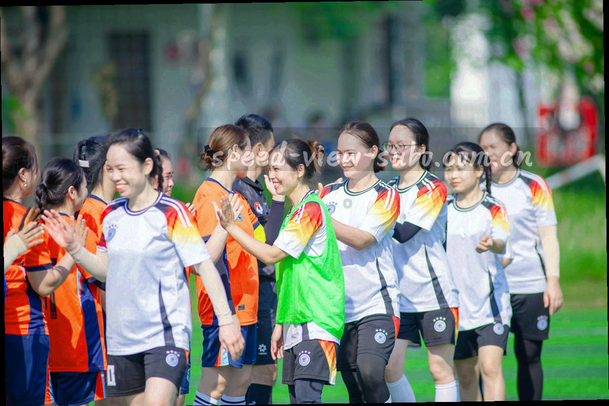 战术板特写，板面有手写箭头、日期标签与阵容格，光线冷静